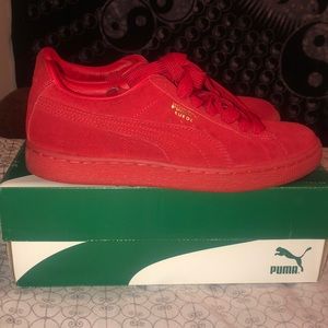 Red Suede Pumas🔥 size 6.5kids/8womens